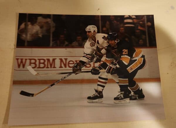 CHRIS CHELIOS CHICAGO BLACKHAWKS 8X10 PHOTO WHITE JERSEY W/ ALL STAR PATCH