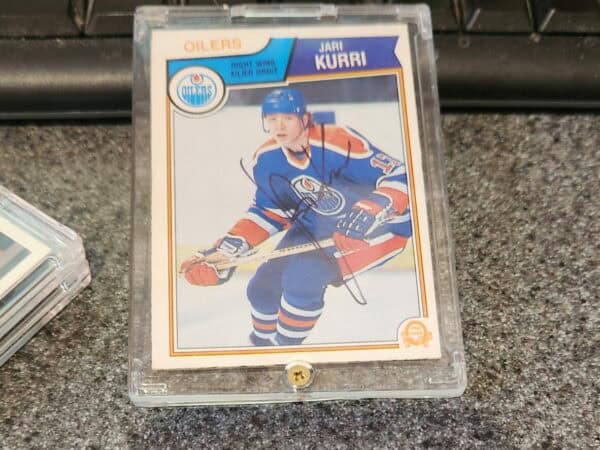 O PEE CHEE 83/84 JARI KURRI VINTAGE CARD # 34 EDMONTON OILERS AUTOGRAPHED loa