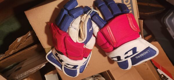 New York Rangers Oscar Lindberg Gloves NOC 13” great palms still team LOA 2016-17