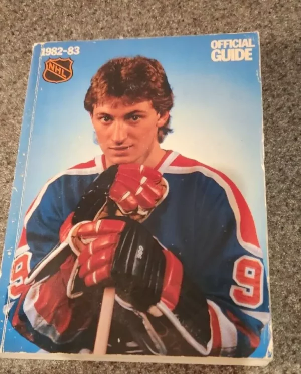 WAYNE GRETZKY EDMONTON Oilers on the cover 1982-83 NHL HOCKEY Guide HOFer