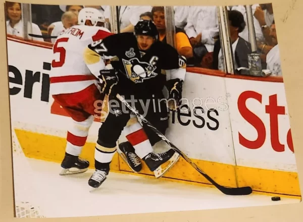 Pittsburgh Penguins SIDNEY CROSBY Glossy 8x10 Photo vs Red Wings Lindstrom